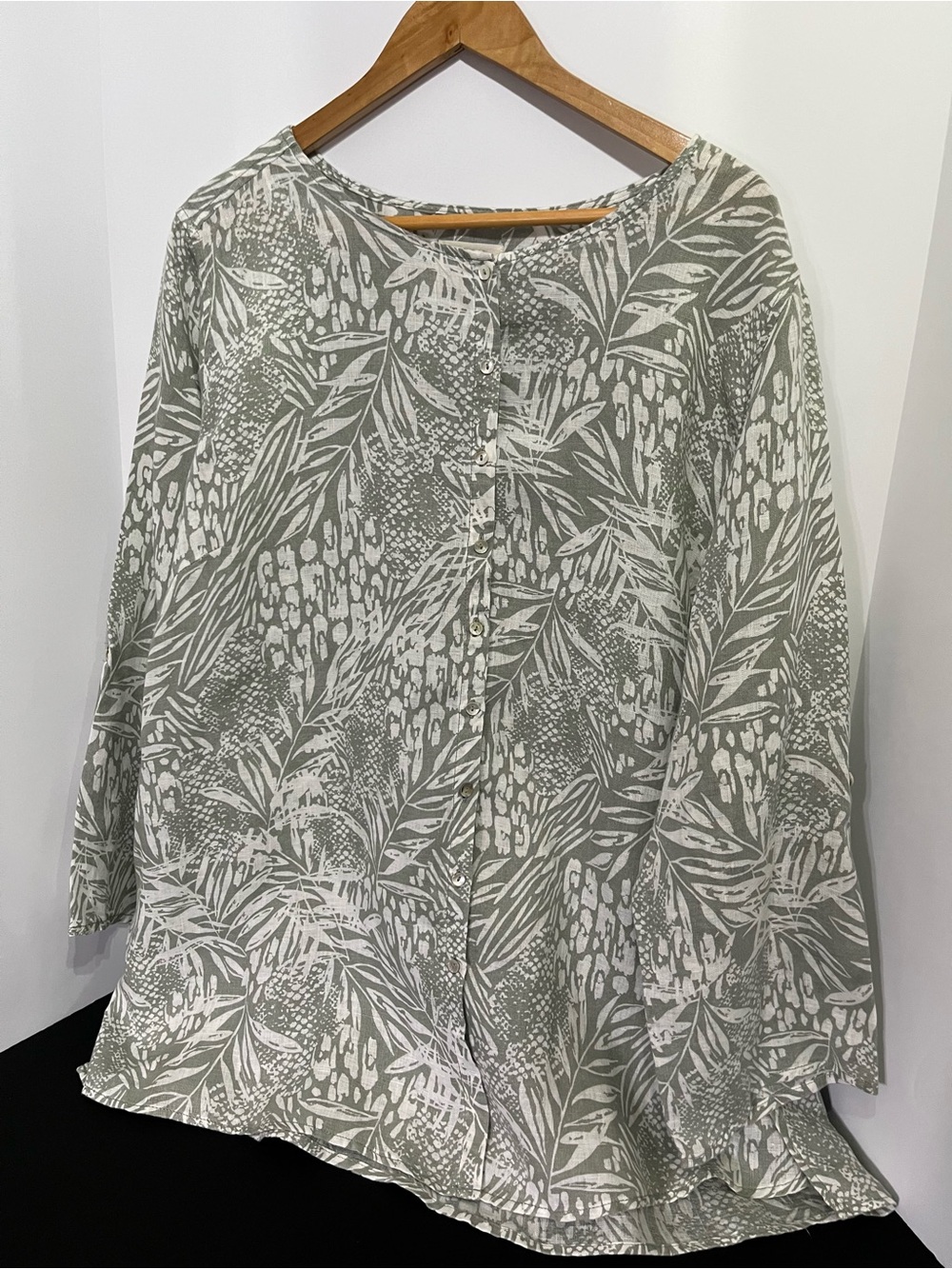 Christian Siriano Sage and White Leaf-Print Button Front Tunic